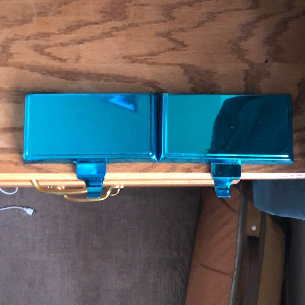 Set of two sticking hangers